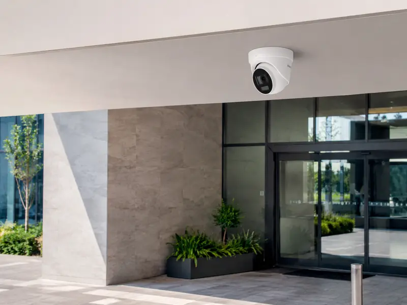 Cámara de seguridad instalada en un acceso empresarial